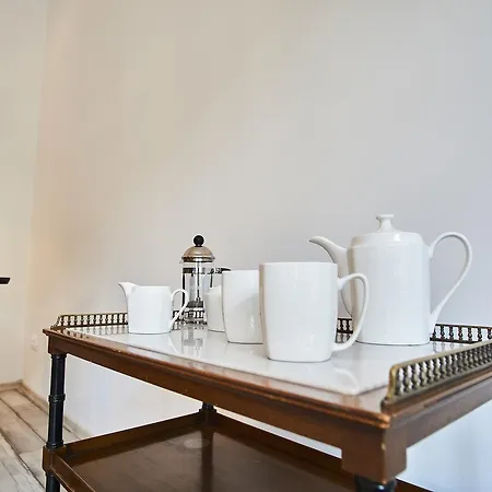 Apartment Singer |